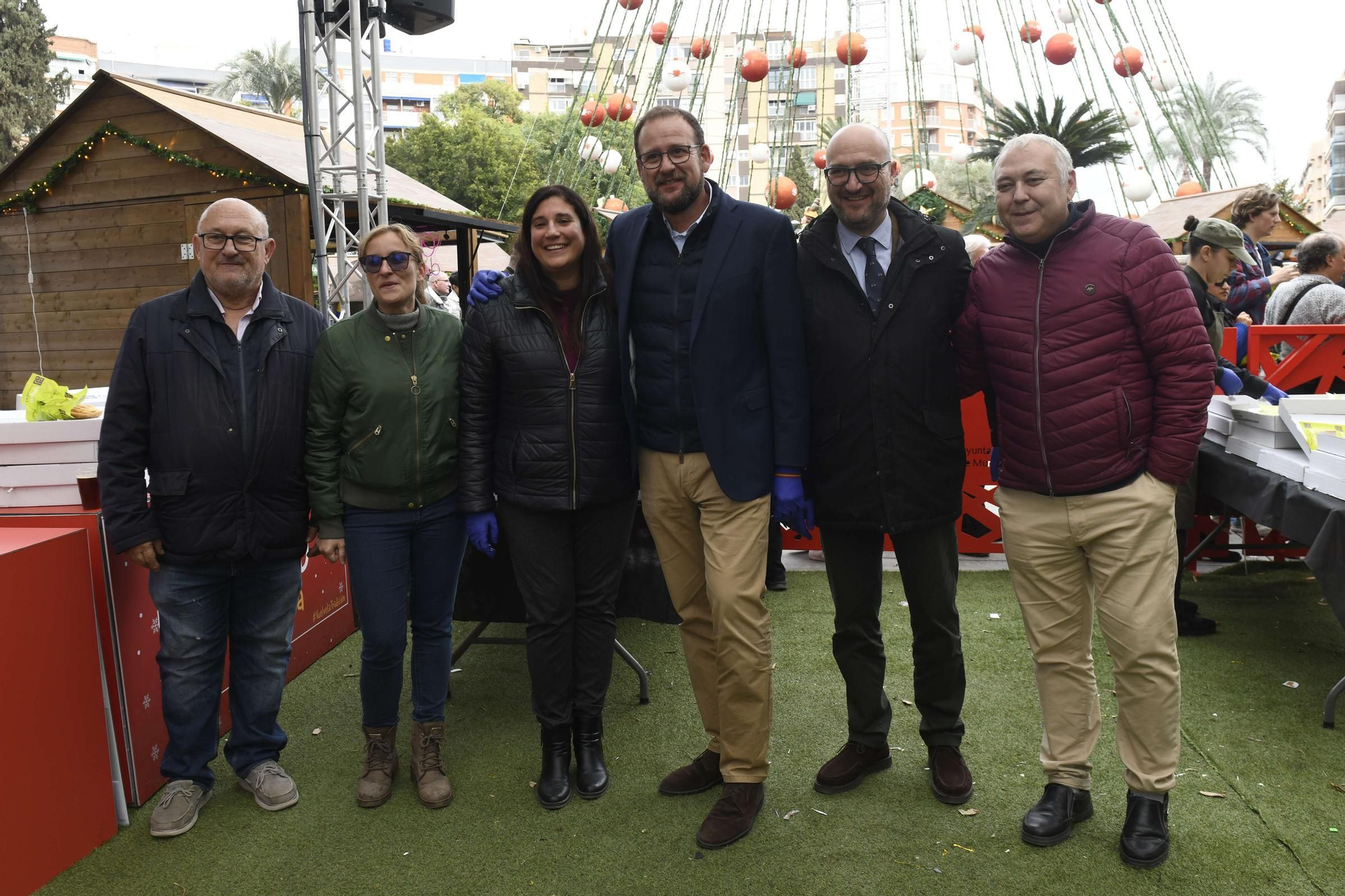 Reparto de pasteles de carne y marineras en la Plaza Circular de Murcia