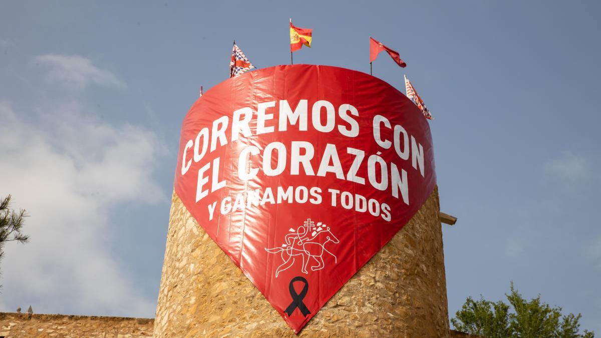 El Pañuelo caballista luce en la almena del Castillo de Caravaca