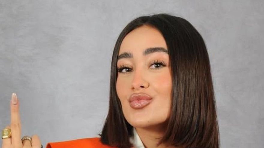 Marina Rivers dedica una peineta a sus críticos en su graduación: “En la pública amorch”