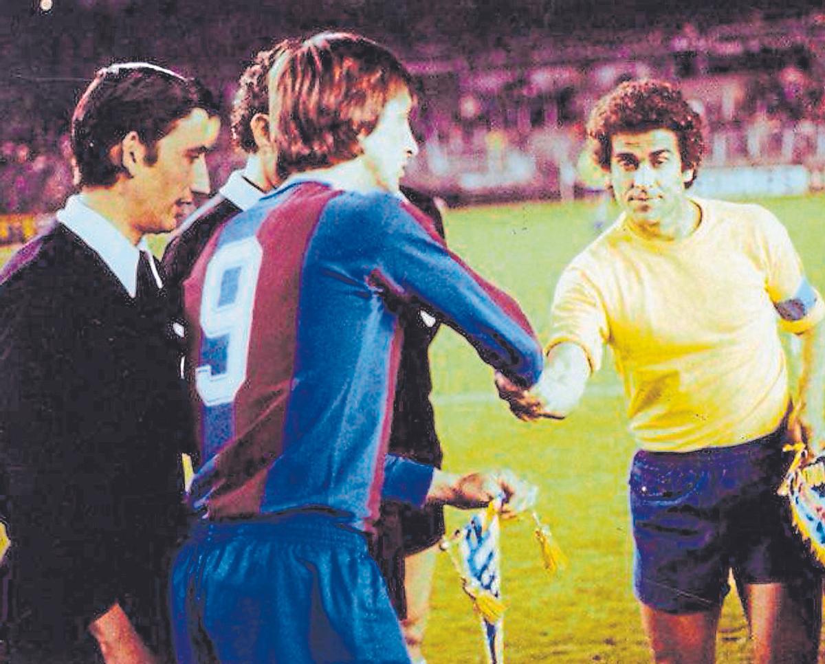 Cruyff  y Hernández se saludan antes del inicio de la final de Copa de 1978, en el Santiago Bernabéu.