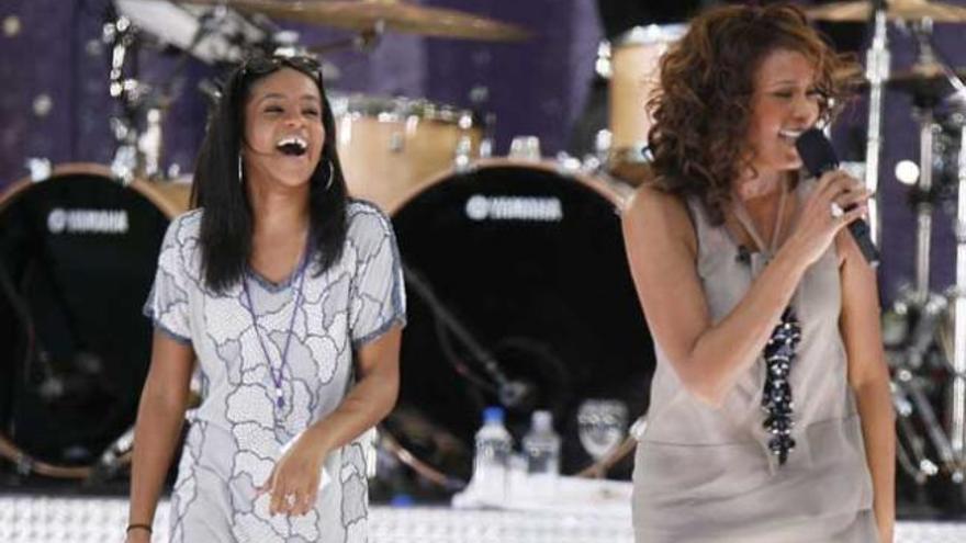 Whitney Houston, junto a Bobbi Kristina durante una actuación.