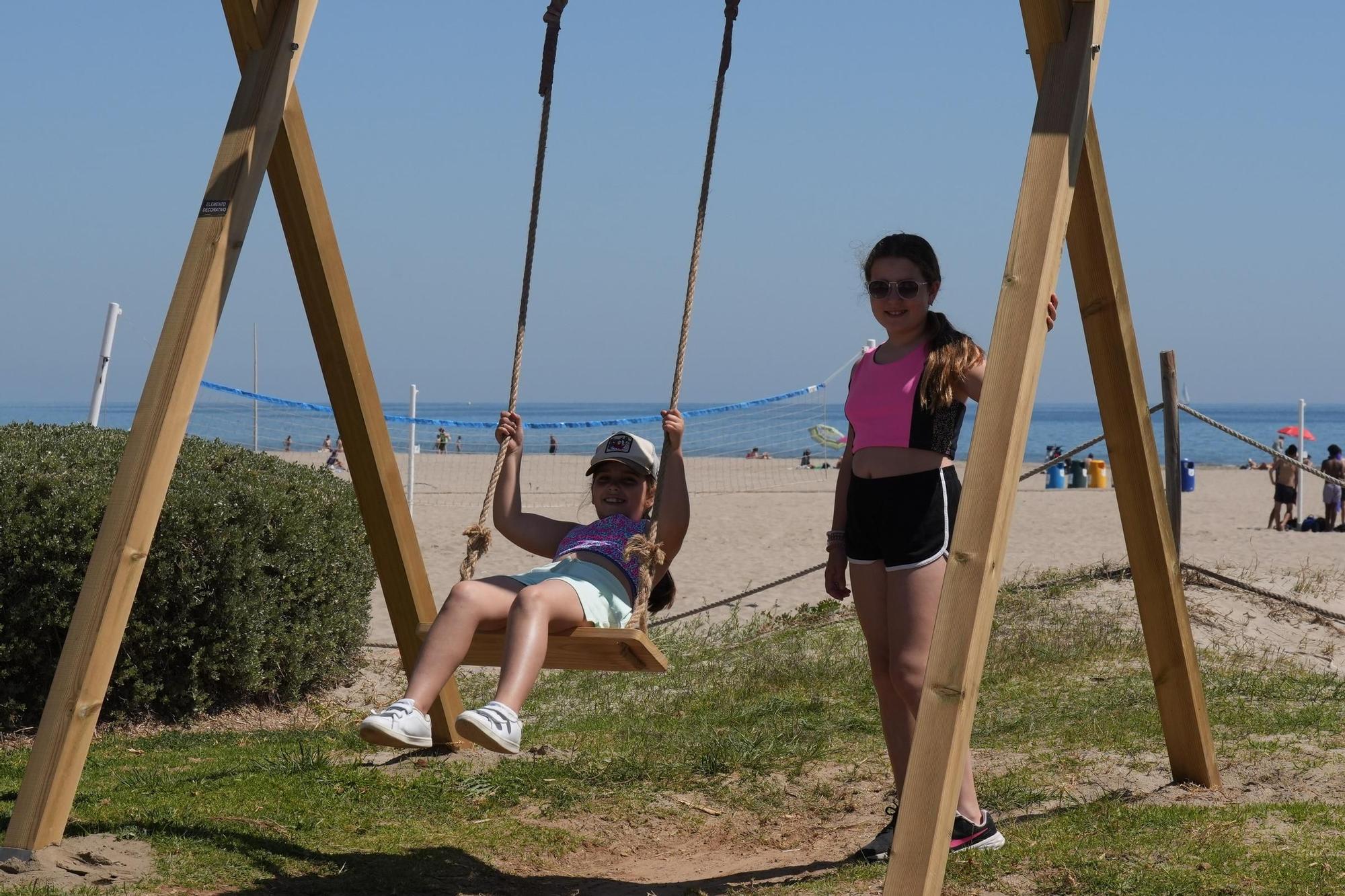 Galería de imágenes: Los castellonenses disfrutan de la playa en abril