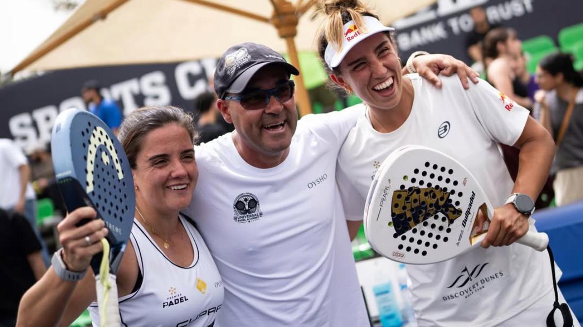 Gilardoni celebra un triunfo con Paula y Bea