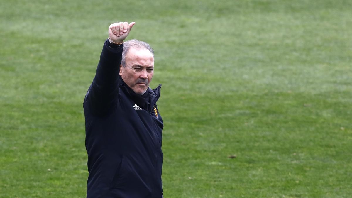 Juan Ignacio Martínez hace un gesto en el entrenamiento de este sábado en La Romareda.