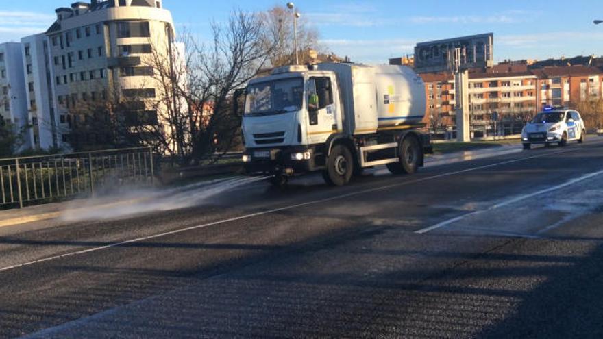 Así son los baldeos de agua con los que Oviedo lucha contra la contaminación