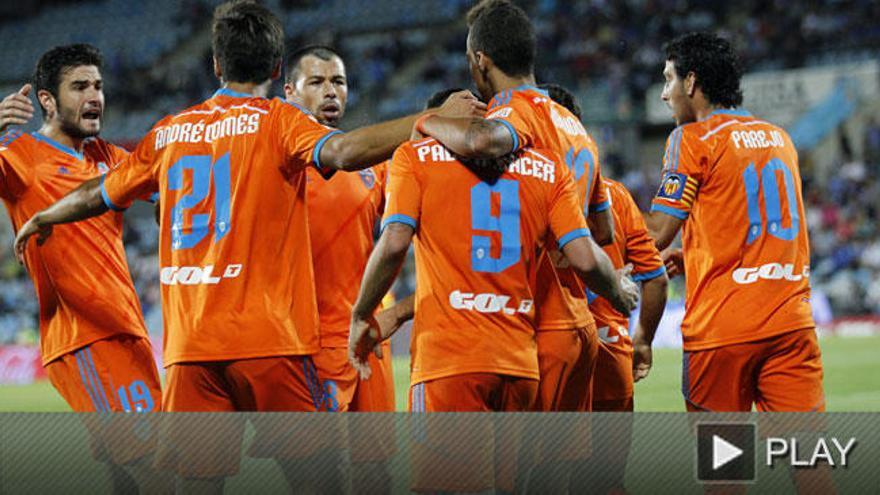 Los jugadores del Valencia celebran uno de sus goles.