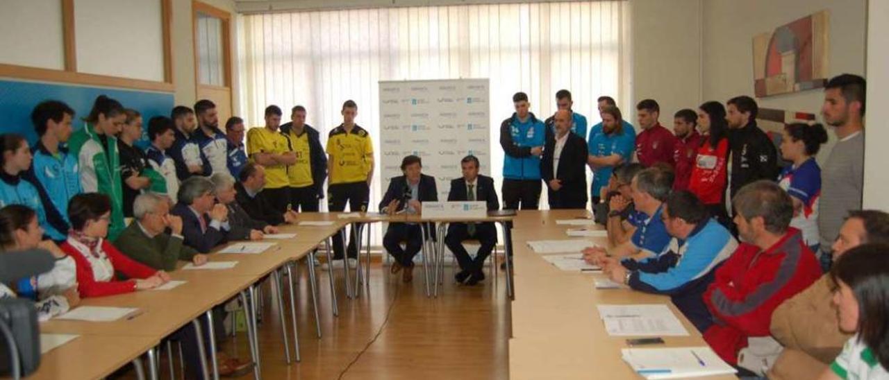 Los representantes de los clubes conocieron de primera mano las cantidades en una reunión en Pontevedra. // FDV