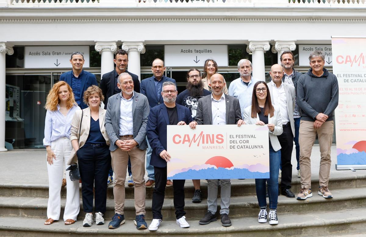 Fotografia de grup de la presentació del nou festival Camins