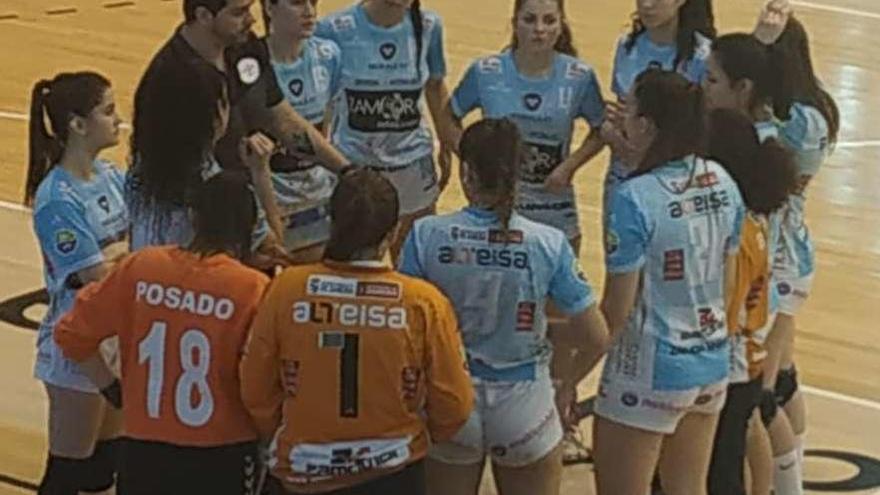 El equipo femenino del BM Zamora en un partido de la pasada campaña.