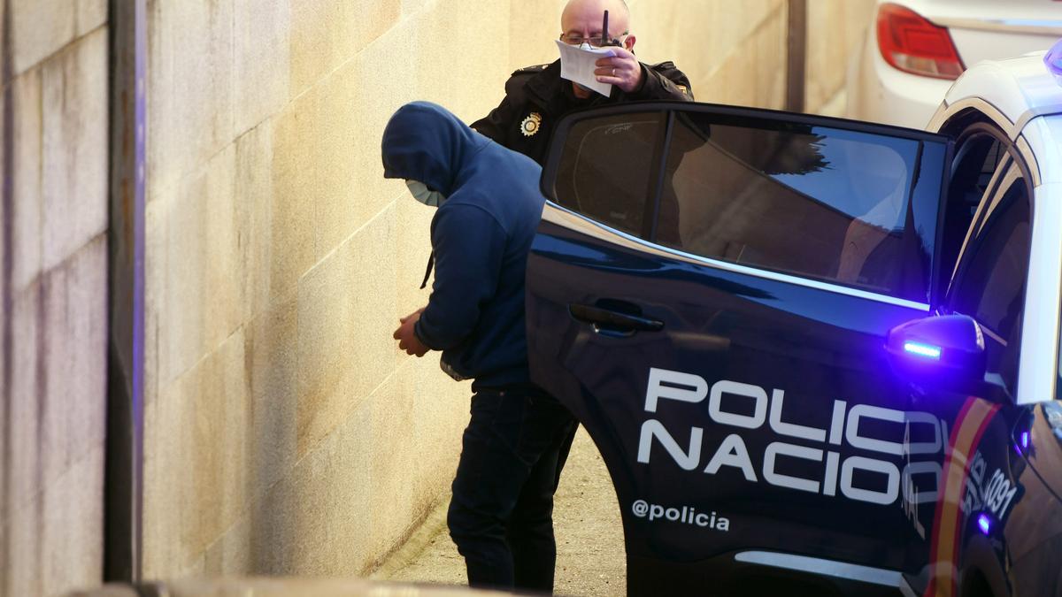 El acusado en la Audiencia de Pontevedra antes del aplazamiento del juicio en enero.