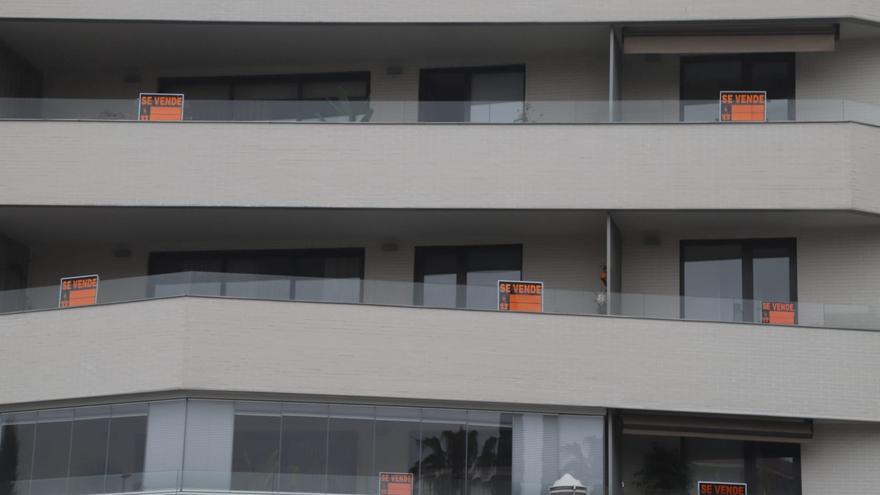 Vecinos de Poniente &#039;venden&#039; sus pisos en una curiosa protesta para exigir soluciones a la promotora
