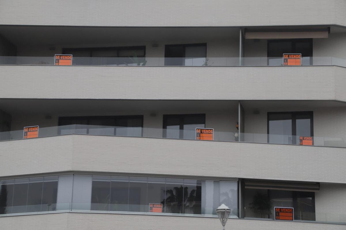 Los vecinos de esta promoción en Córdoba protestan poniendo a la venta sus pisos para exigir socluciones a la constructora ante la aparición de goteras y filtraciones.