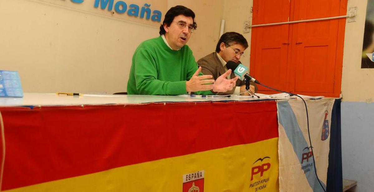 López-Cháves y José Fervenza, en la sede, en 2003. |   // G.N.