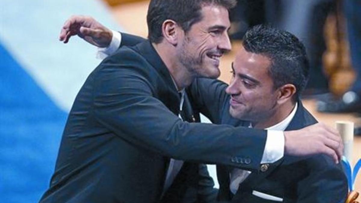 Casillas y Xavi se abrazan tras recibir el Príncipe de Asturias.