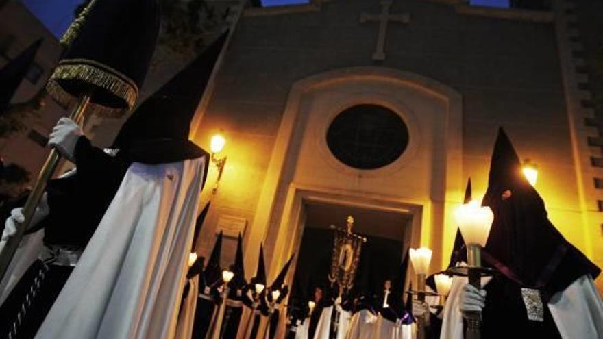 Procesión del Cristo de Medinaceli desde la iglesia de La Inmaculada.