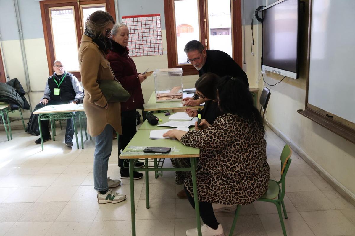 Mañana electoral en el colegio Gonzalo de Berceo: elecciones autonómicas 2026.