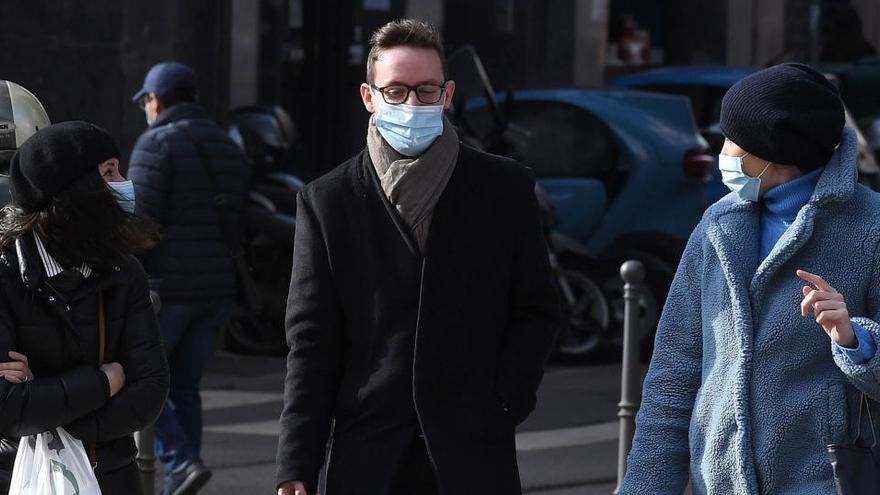 Ciudadanos por las calles de Milán.