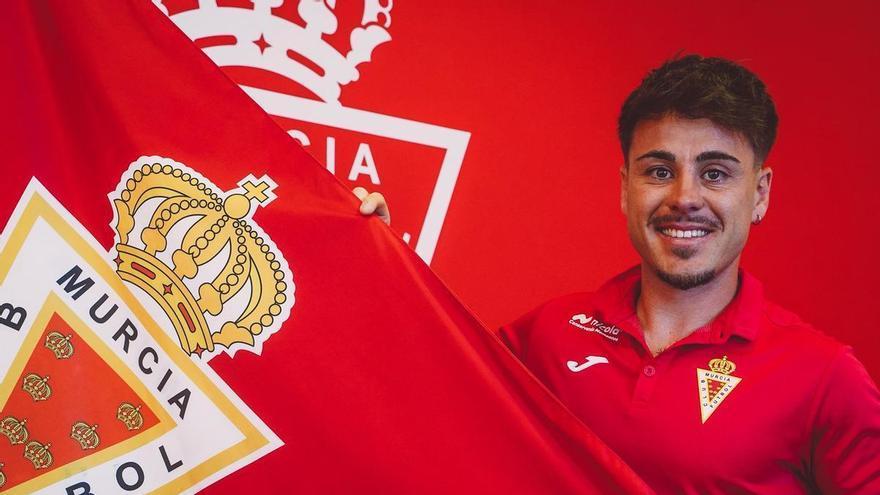 El Real Murcia se adelanta al fin de ciclo en la banda derecha