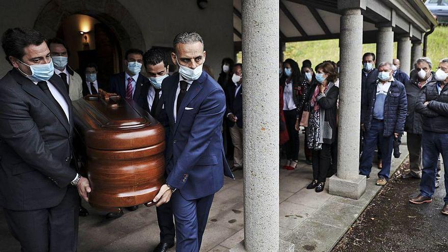 La salida del féretro de Romualdo Trancho de la iglesia parroquial de Santa María de Prendes.