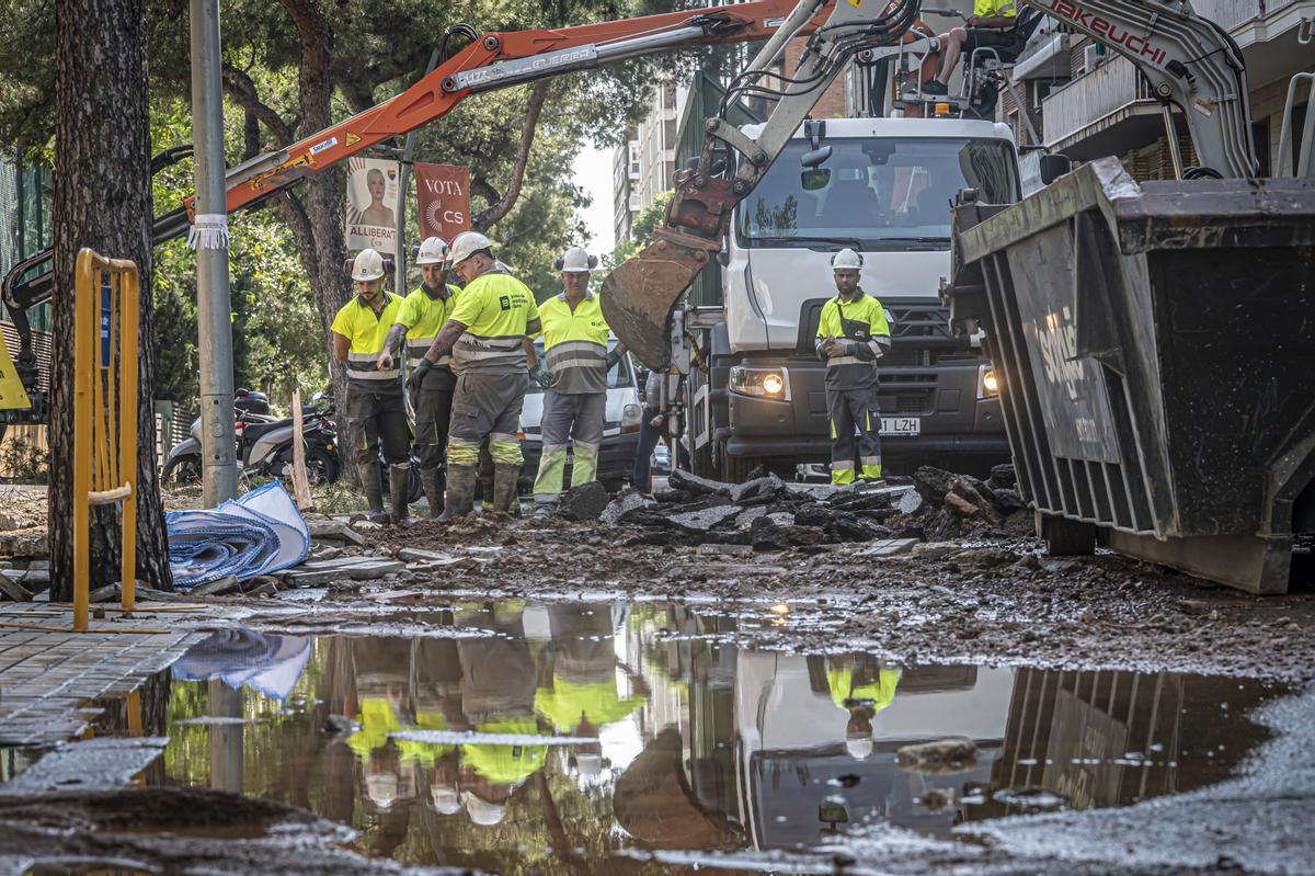 Escape de agua de grandes dimensiones en la avenida Pedralbes con el paseo Manuel Girona de Barcelona