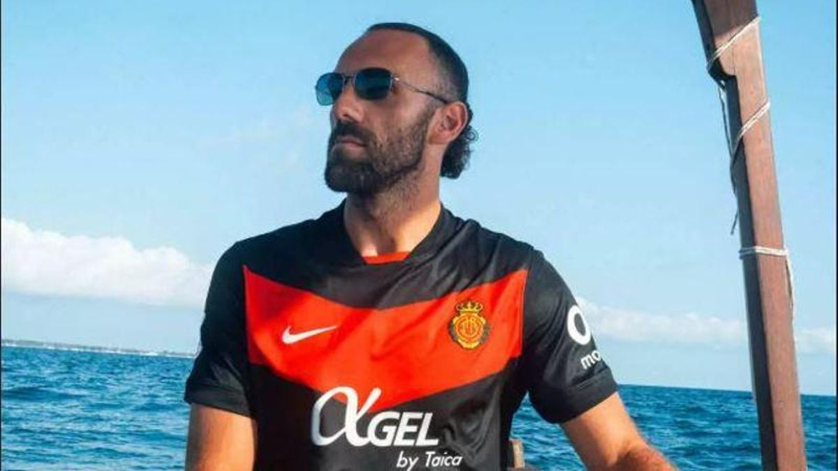 Muriqi posa con la tercera equipación del Real Mallorca.