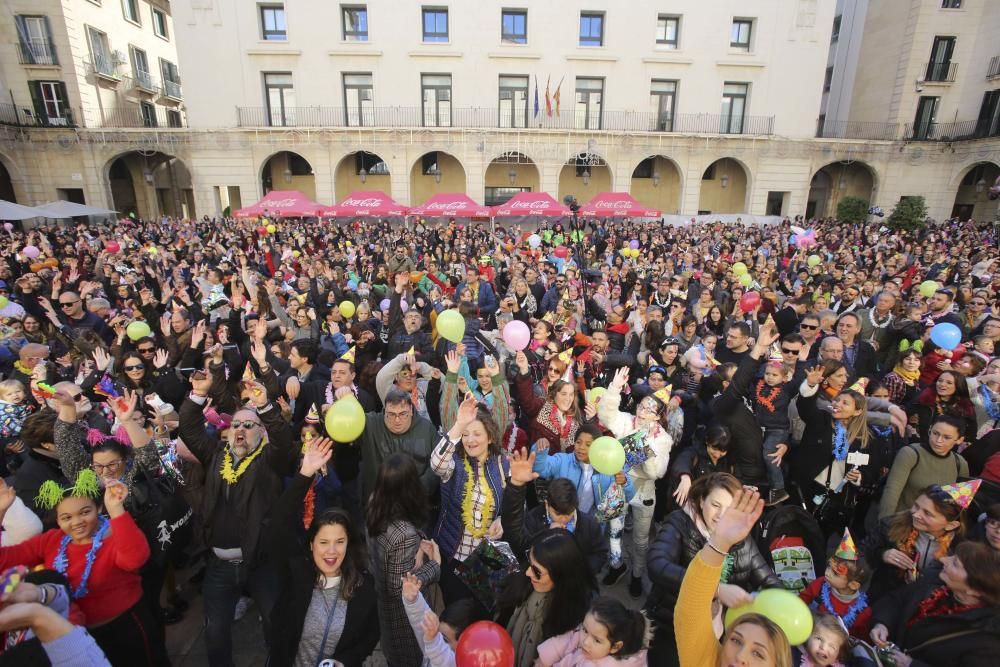 Más de 3.000 personas entre niños y mayores adelantan la entrada al 2019 en la plaza del Ayuntamiento