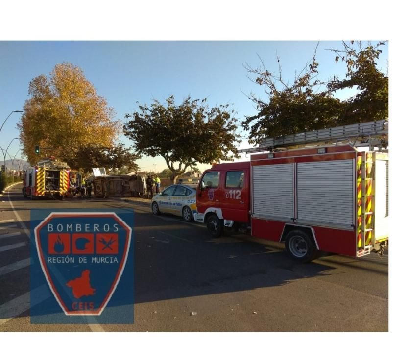 Dos heridos tras colisionar una furgoneta con un camión en Lorca