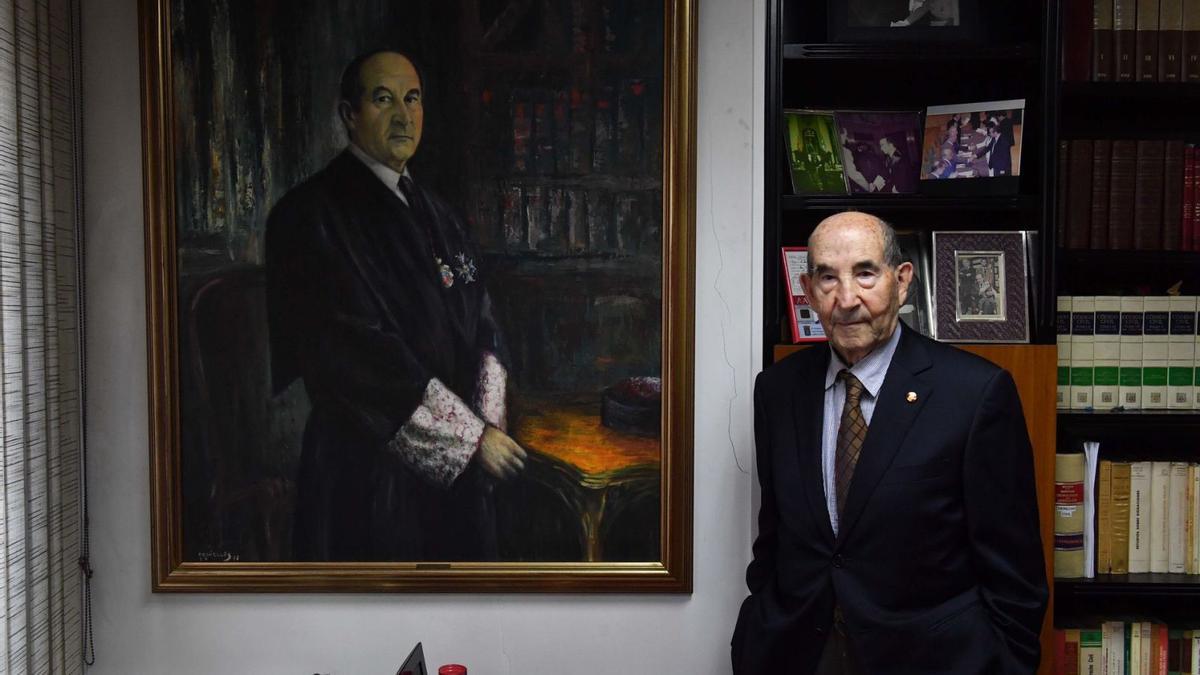 José Manuel Liaño Flores, ayer, en su despacho, frente a uno de sus retratos.   | // VÍCTOR ECHAVE