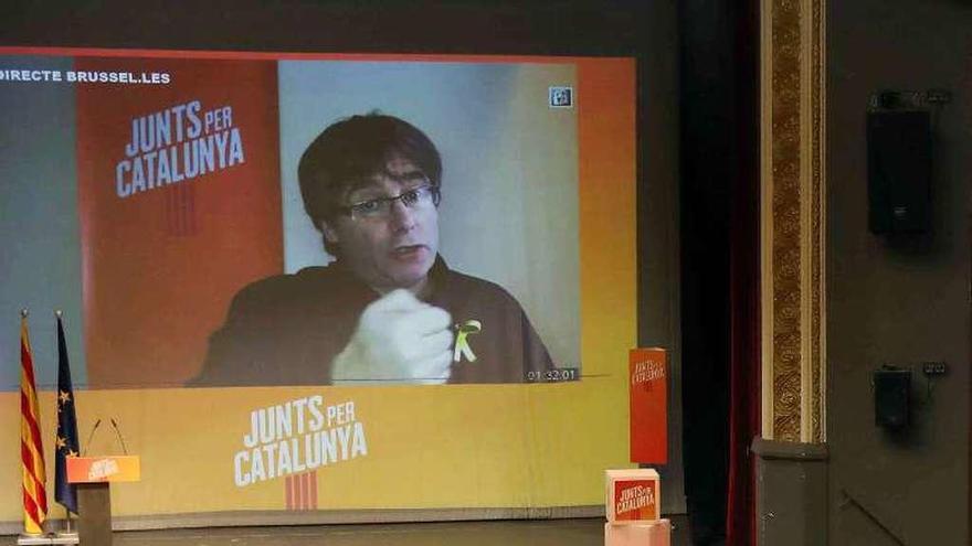 Puigdemont interviene por videoconferencia en un acto de Junts per Catalunya, ayer, en Mollerusa (Lérida). // Efe