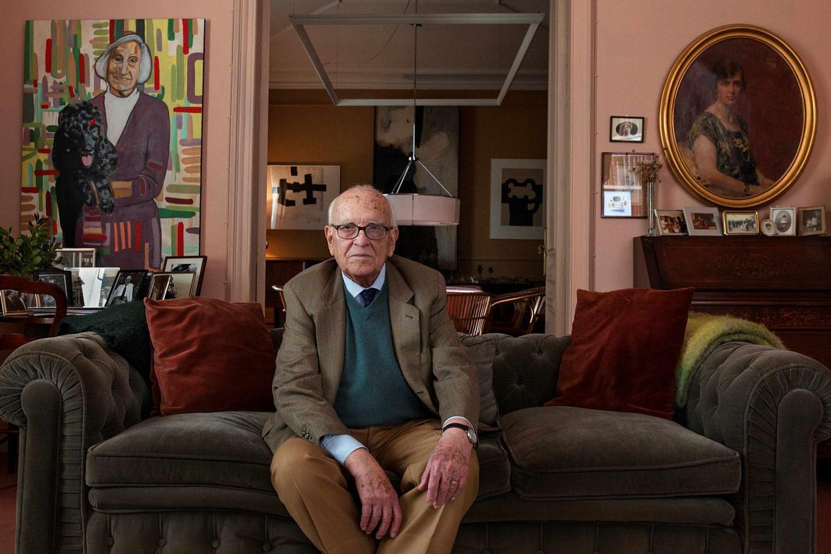 El diseñador Miguel Milá, en su casa de Esplugues de Llobregat.