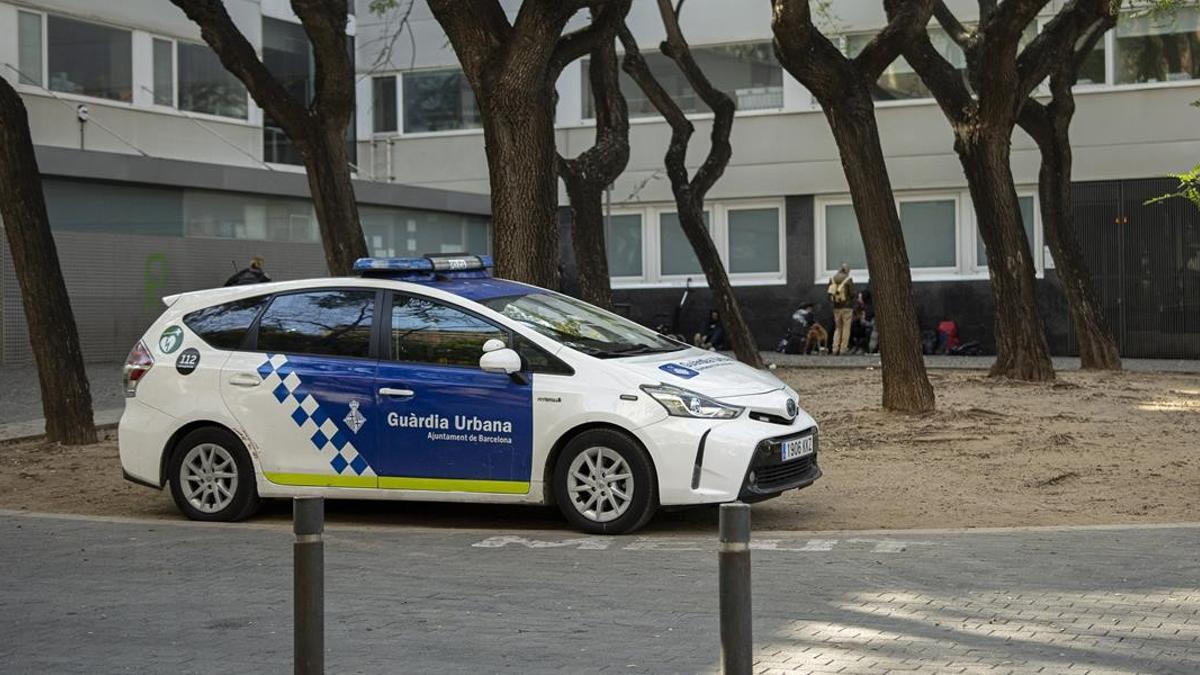 BARCELONA 15 02 2020  Barcelona   Guardias Urbanos patrullando la ciudad de Barcelona para ilustrar una pieza en la que explicaremos que el ayuntamiento reformula el cuerpo para ganar presencia en la ciudad  POLICIA  GUARDIA URBANA  COCHE PATRULLA AUTOR  Manu Mitru