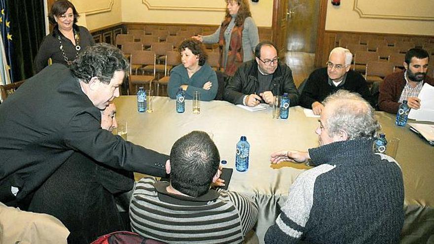 Los portavoces sociales recibieron explicaciones de Lores y Casal sobre su plan anticrisis.