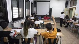 Mig milió de famílies valencianes voten avui la llengua vehicular de l’escola en una polèmica consulta
