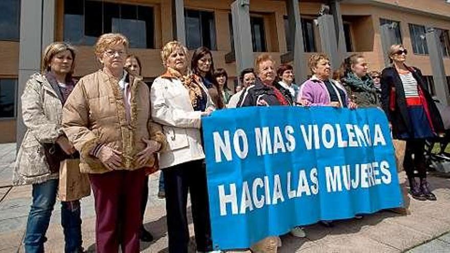 Asistentes al acto, delante del Ayuntamiento.