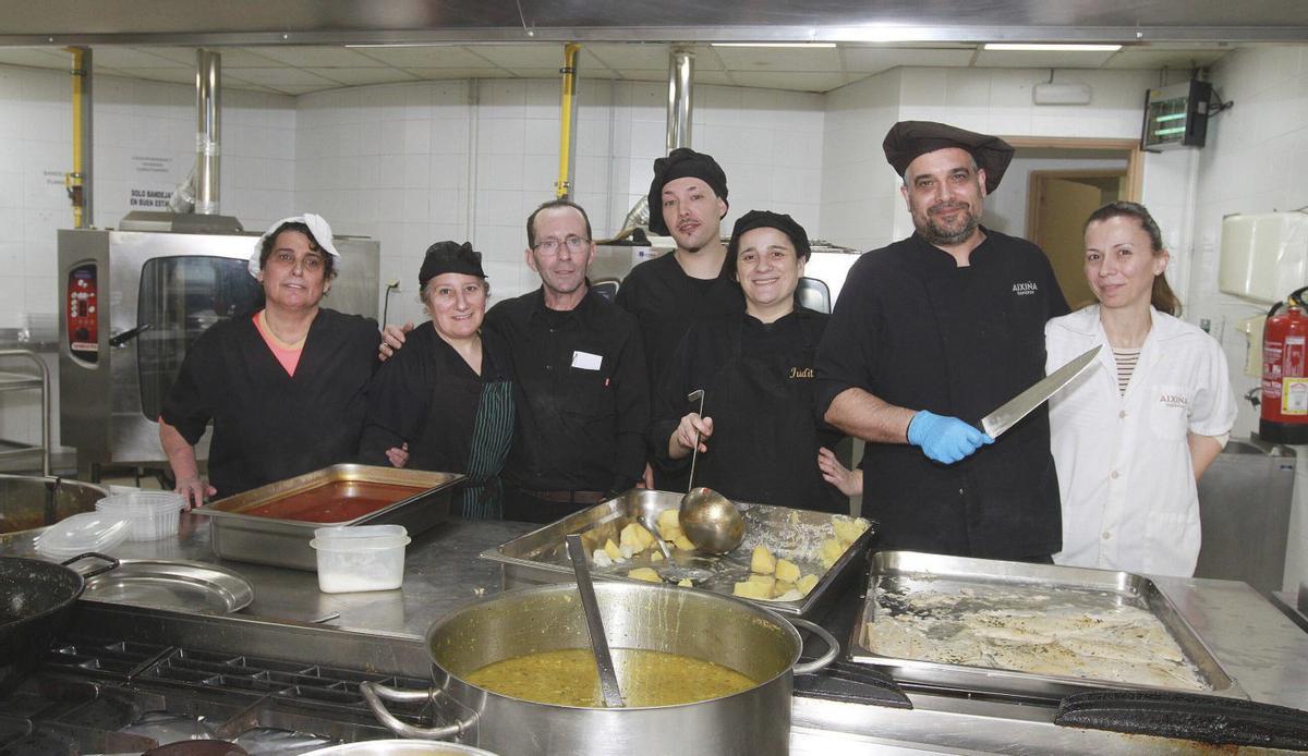 Parte de la plantilla de trabajadores  de la cocina de  la asociación. | IÑAKI OSORIO
