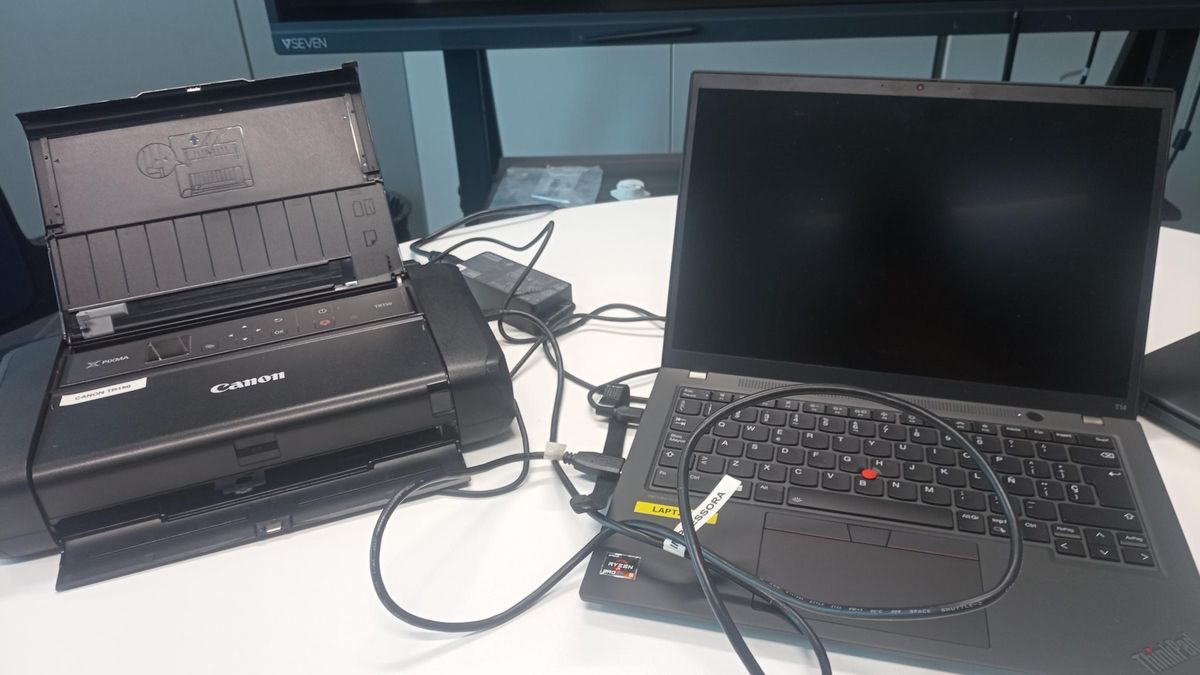 Imagen de un portátil junto con una impresora de Mossos