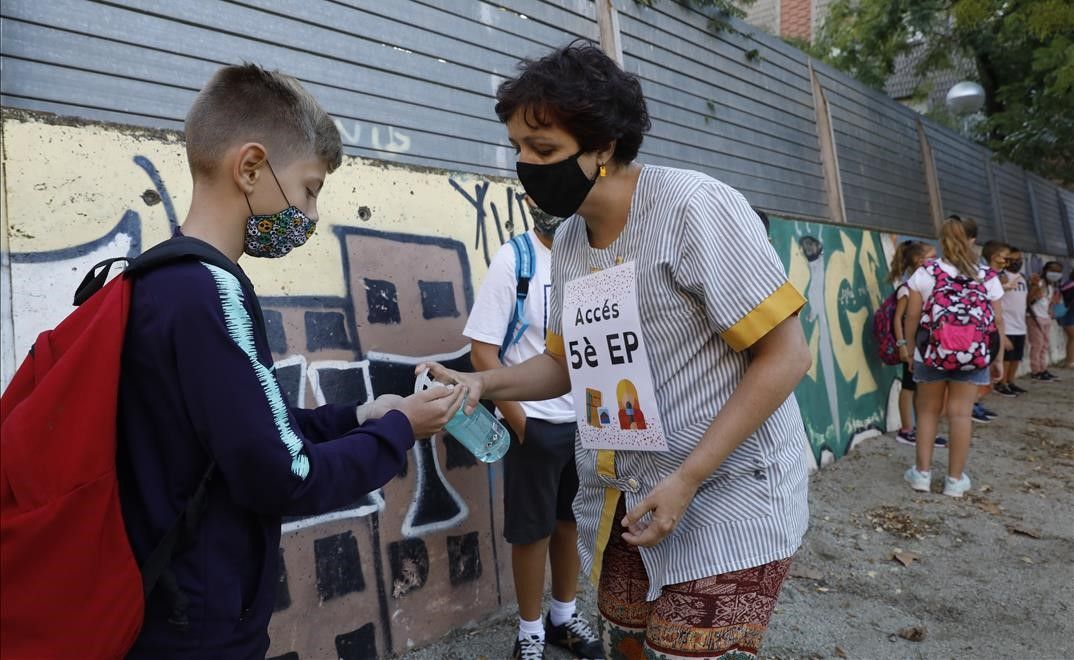 Un alumno vuelve a la escuela tras las vacaciones estivales, en septiembre de 2020