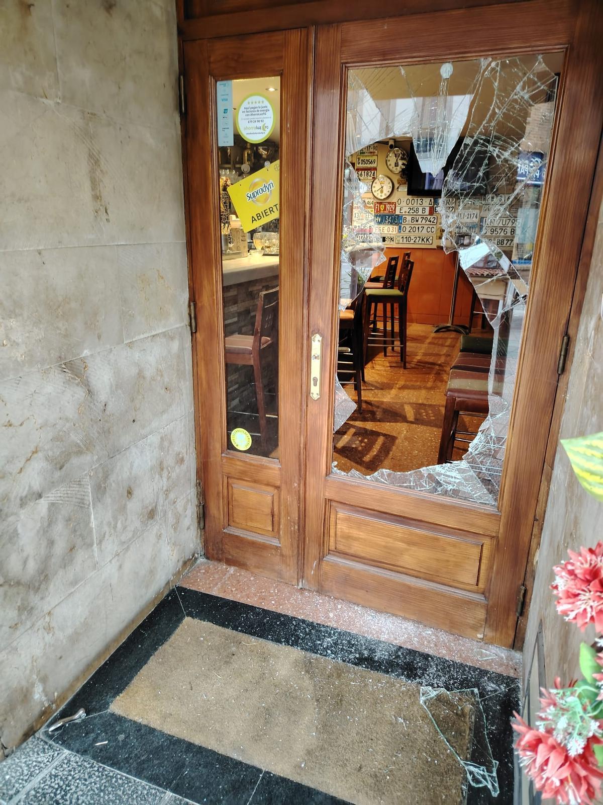 La puerta del local tras el suceso.