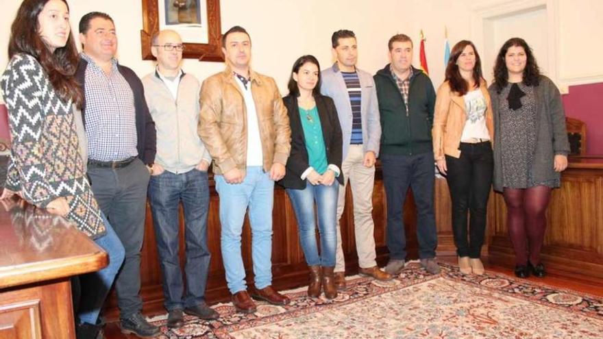 Integrantes de Os Coribantes, con el alcalde, durante el acto de presentación del festival. // FdV