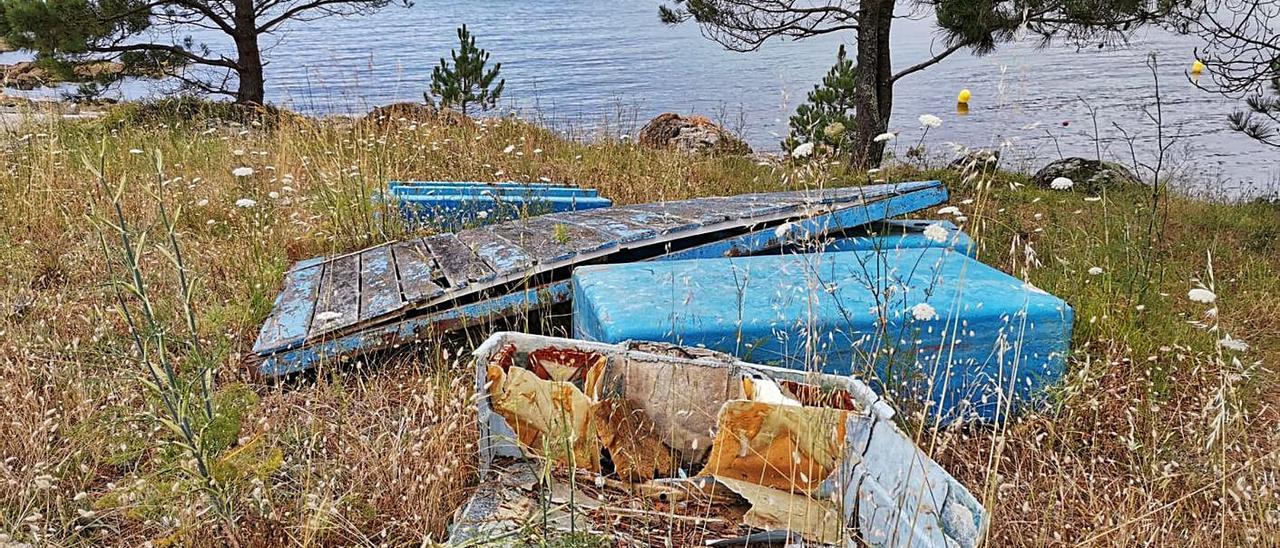 Restos de madera y basura en el entorno de este arenal de Darbo.