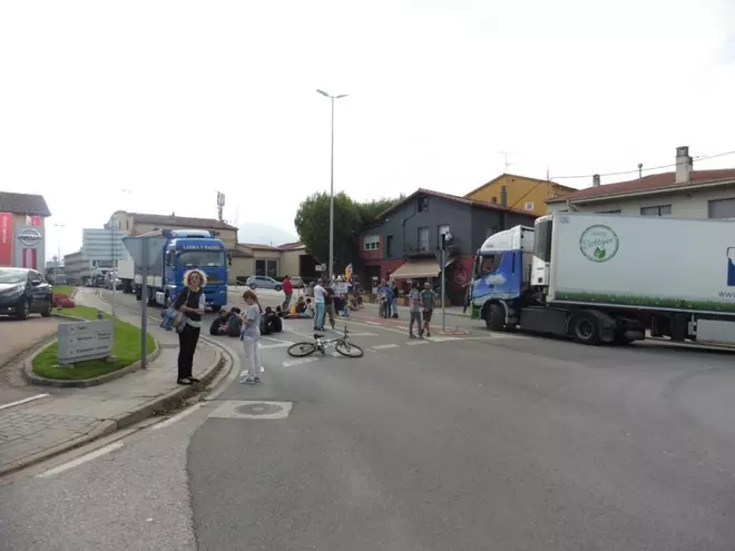 Marxa d'estudiants i talls de trànsit a les rotondes a Olot