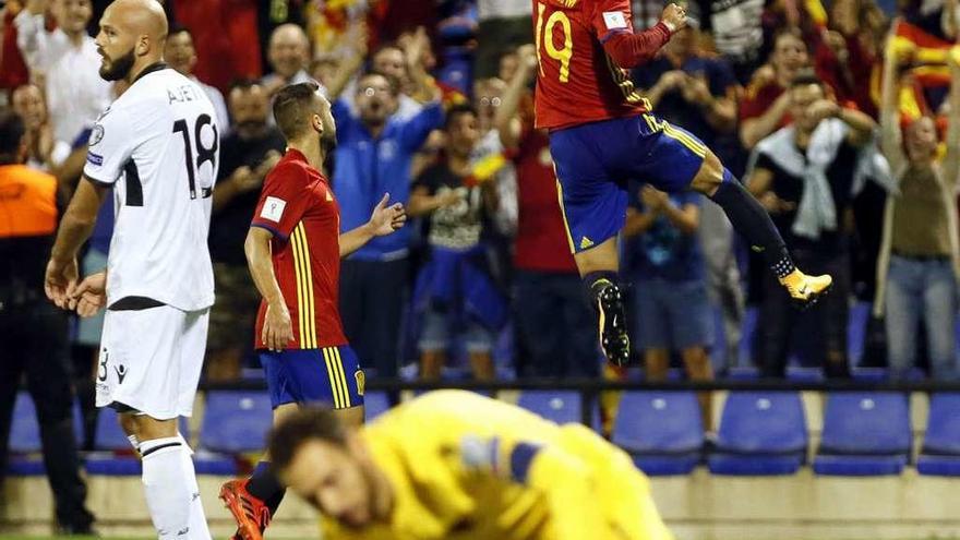 El delantero del Valencia Rodrigo celebra el primer gol del partido frente a Albania.