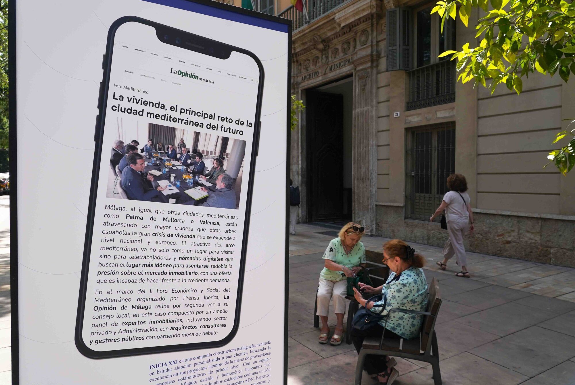 Exposición de mupis del Foro Mediterráneo en la Alameda Principal, del grupo Prensa Ibérica