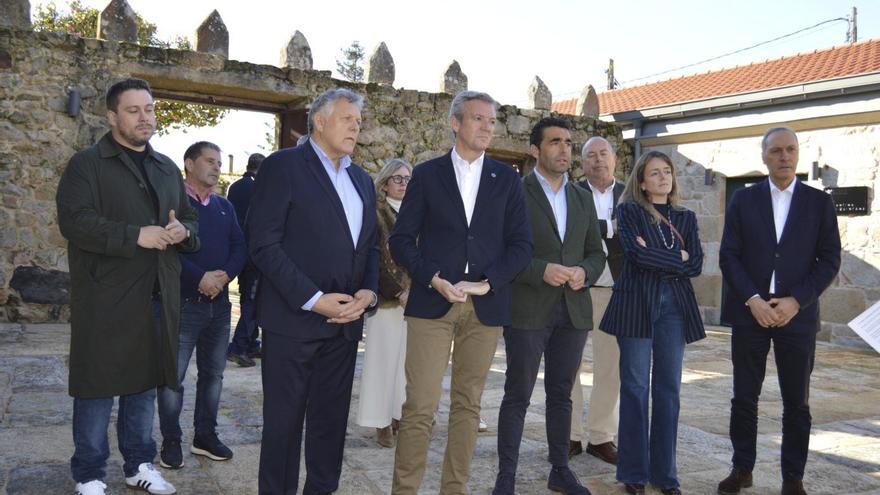 El presidente de la Xunta (centro) visitó el nuevo centro turístico, en Sanxenxo.
