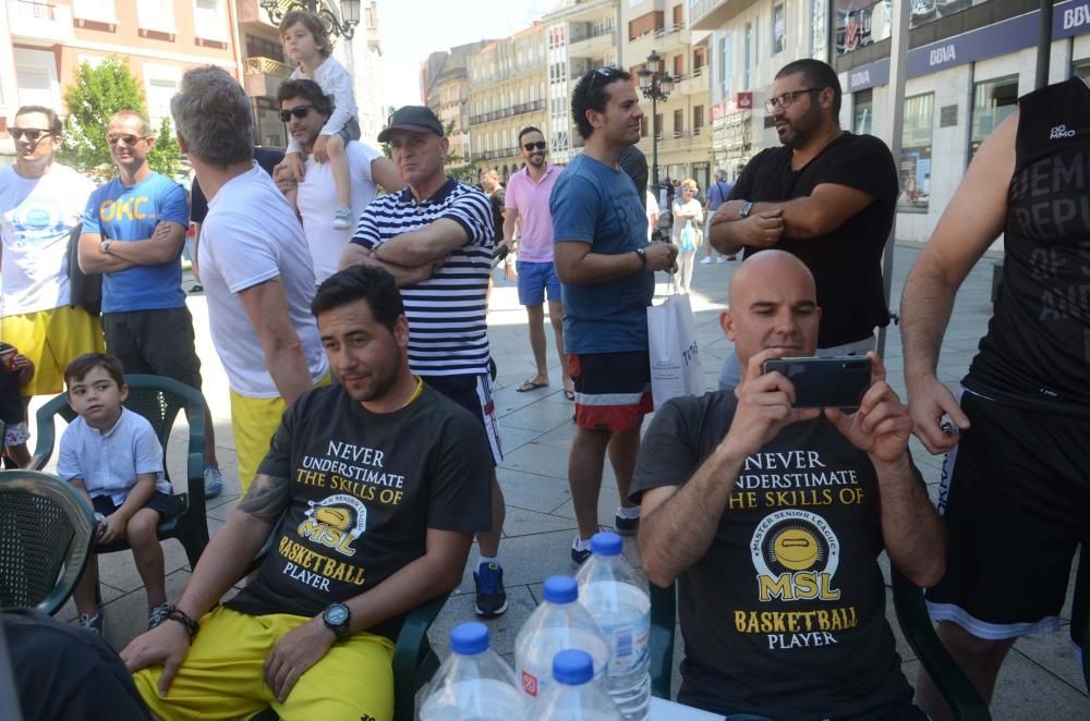 El baloncesto veterano sale a las calles de Vilagarcía. // Noé Parga