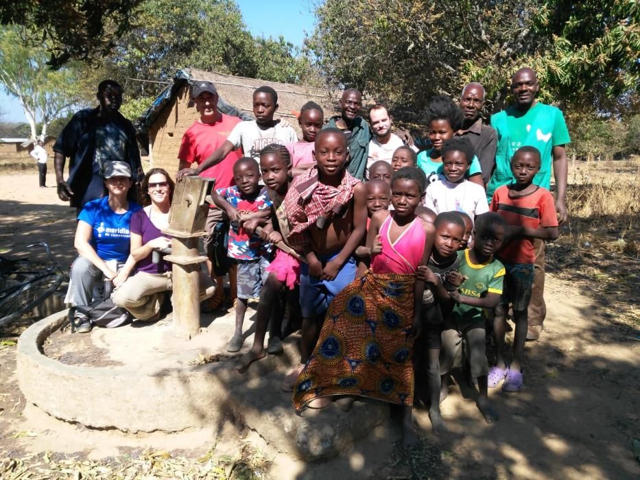 Once integrantes de la asociación viguesa de turismo solidario Lápices y Colores estarán hasta el día 24 en Zambia entregando directamente en orfanatos, aldeas y centros toda la ayuda que han reunido