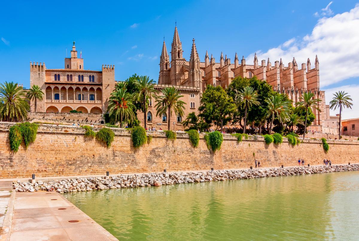 El Real Palacio de la Almudaina junto a La Seu de Mallorca
