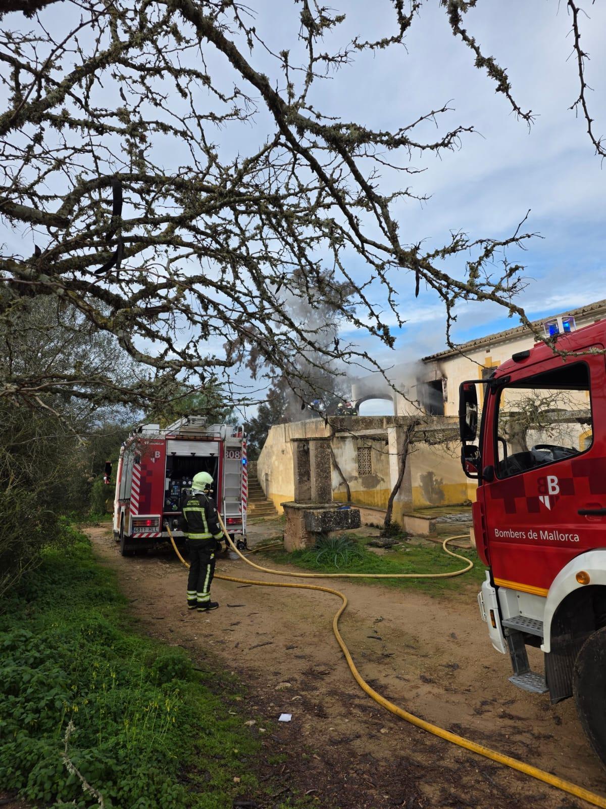 Una mujer ha resultado herida al saltar de un primer piso de una casa de campo incendiada en Llucmajor