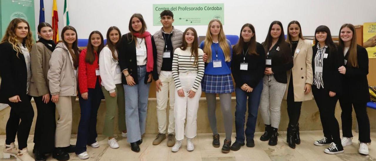 Foto de familia de los tres equipos ganadores del torneo en español, inglés y francés.
