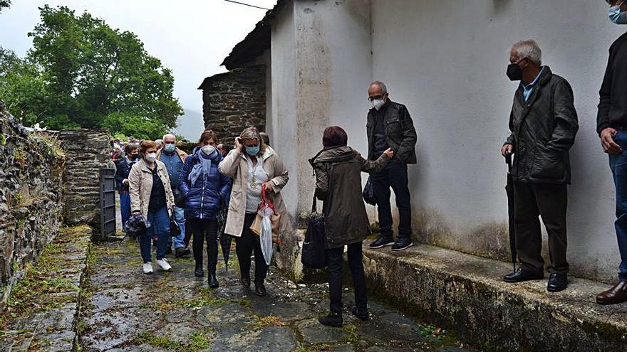 Vecinos y allegados accediendo al santuario, tras el féretro. | A. M. Serrano 